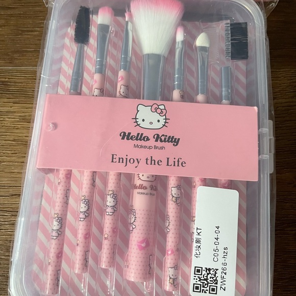 Only 1 Left! HELLO KITTY-NWT Make-Up Brush Set - Picture 9 of 9